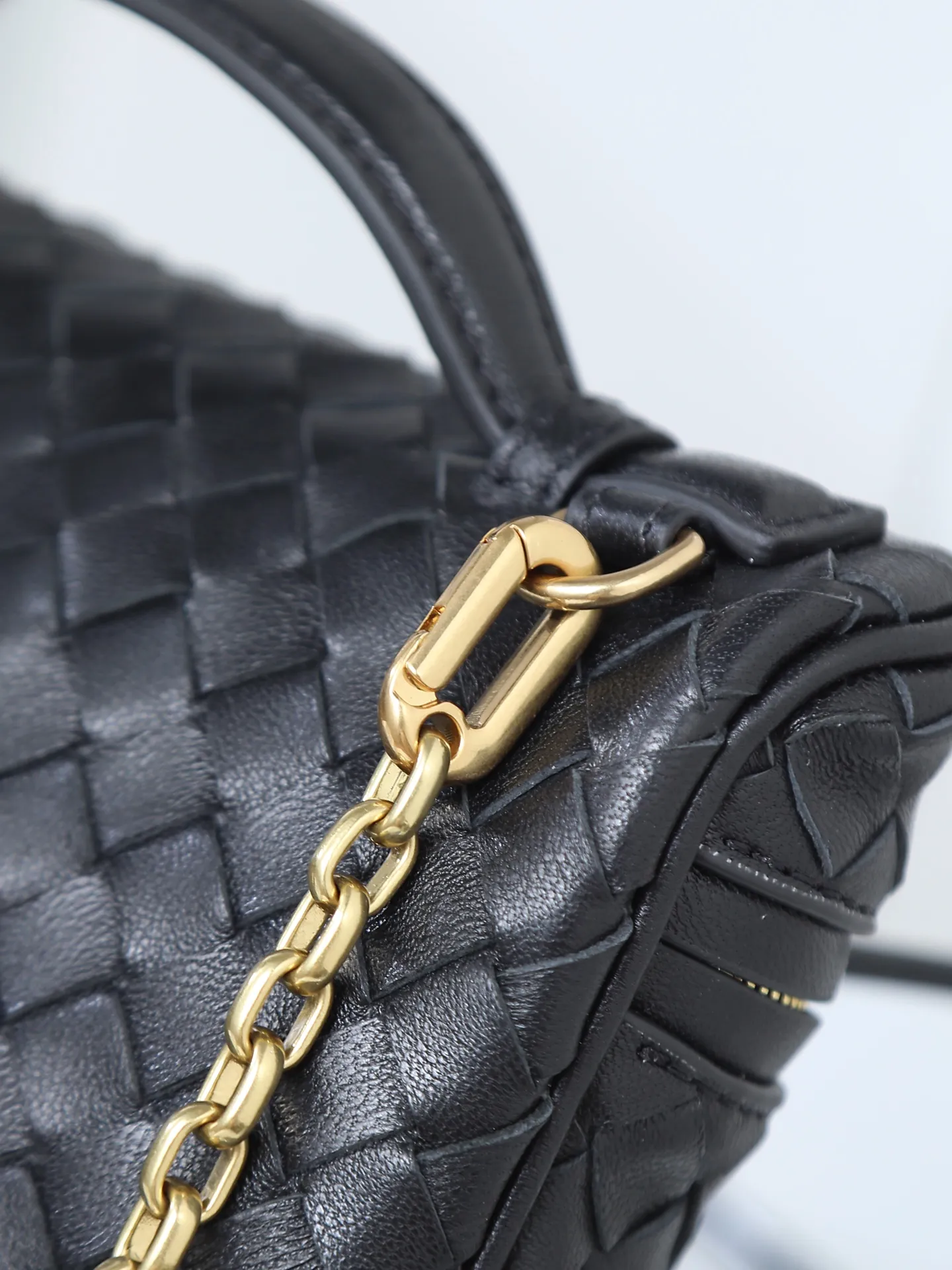 800. BOTTEGA VENETA2025 new women's small Soft Vanity bag adopts the classic Intrecciato weaving technique, inheriting the classics. The ring buckle design 😎 The light metal chain gives you a high-end sense of matching. The chain is removable, so you can wear it as a small bag ~ An elegant small bag that is perfect for participating in events. The overall body of the bag is as soft as marshmallow and can be easily kneaded, showing the strong toughness and high-end feel of the leather. The touch of sheepskin is so amazing. It is so healing when pinched! I have absolutely no resistance to small bags! ! ! Style number: 843800 Size: 19*14*3cm